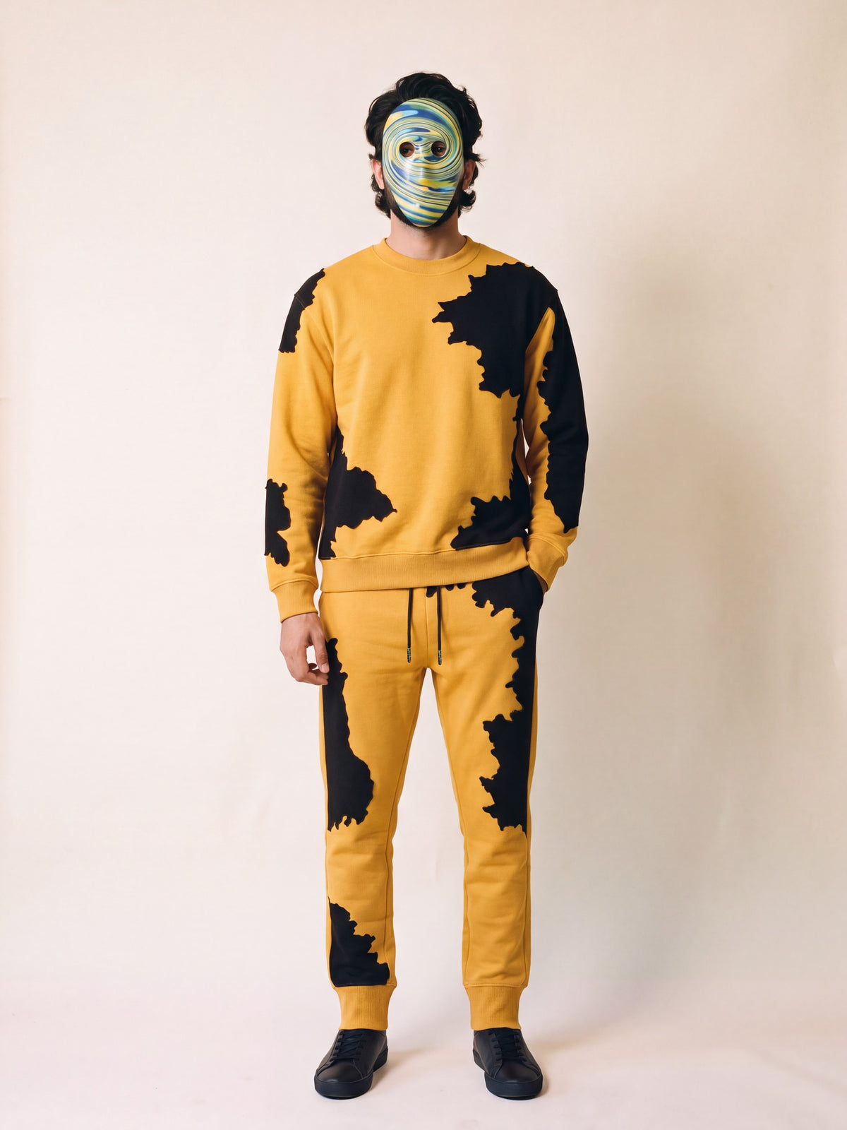 Spill Sweatshirt – Yellow – on model, front